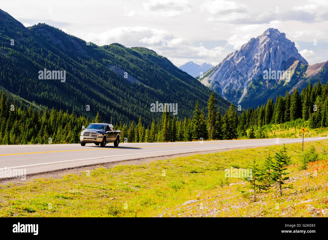 Un pickup carrello procede lungo la Highway 40 (Kananaskis Trail) e parte delle Montagne Rocciose in Alberta. Foto Stock