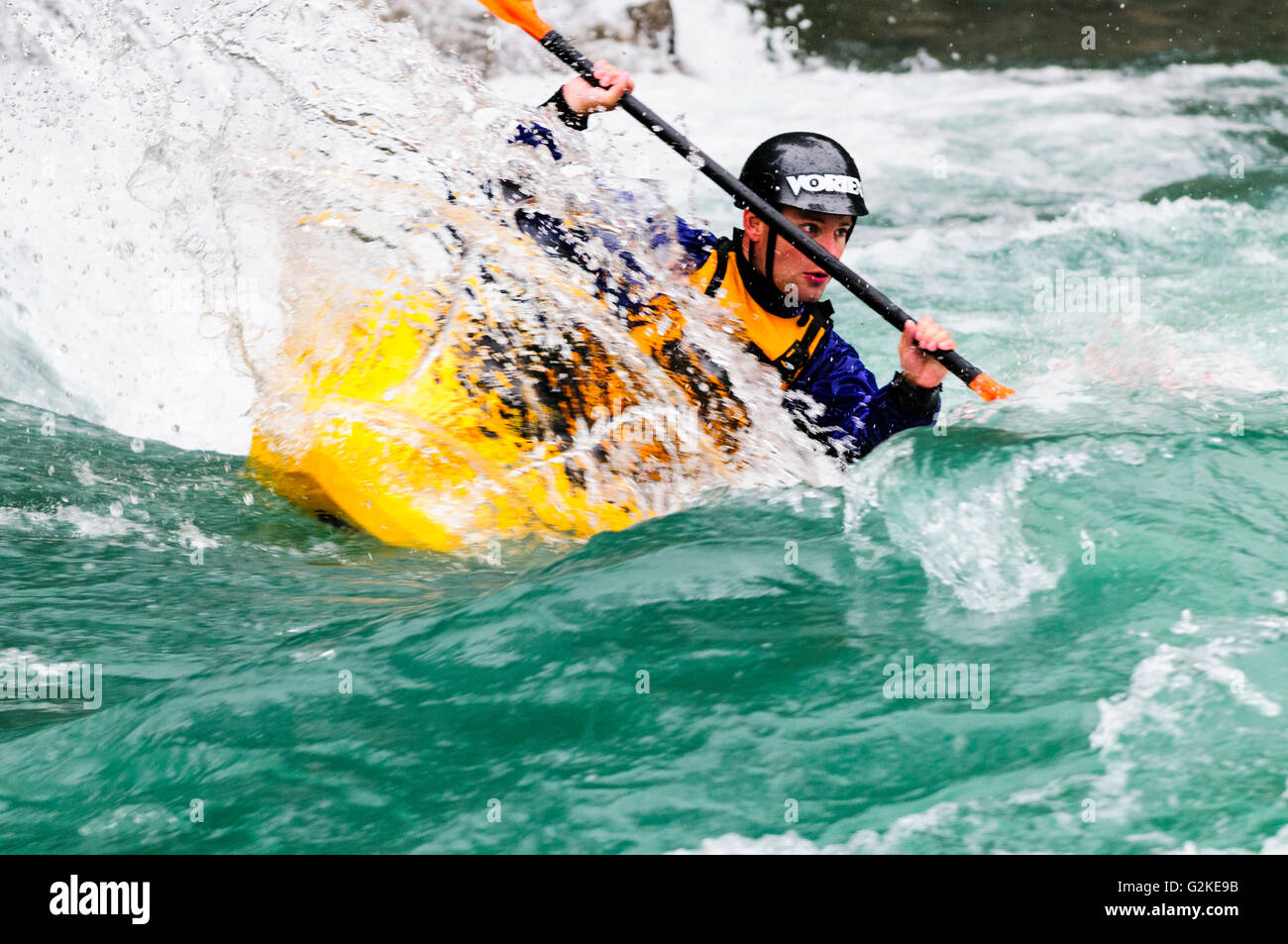 Un kayaker di freestyle consente di spostarsi tra le rapide sul fiume Kananaskis alla canoa prati corso in Alberta Foto Stock
