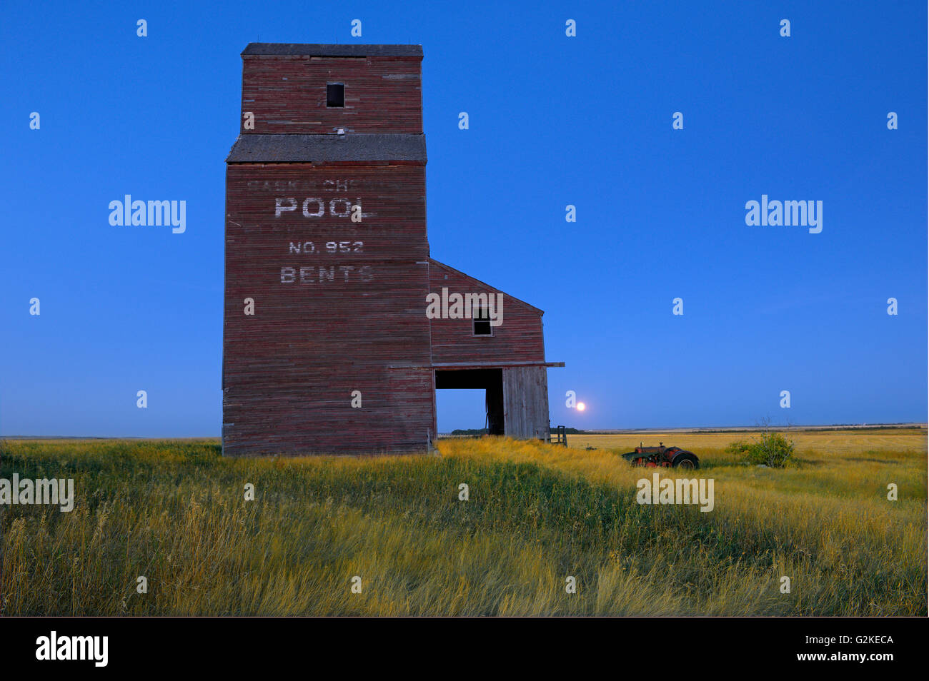 Elevatore della granella e impostazione luna nella città fantasma Bents Saskatchewan Canada Foto Stock