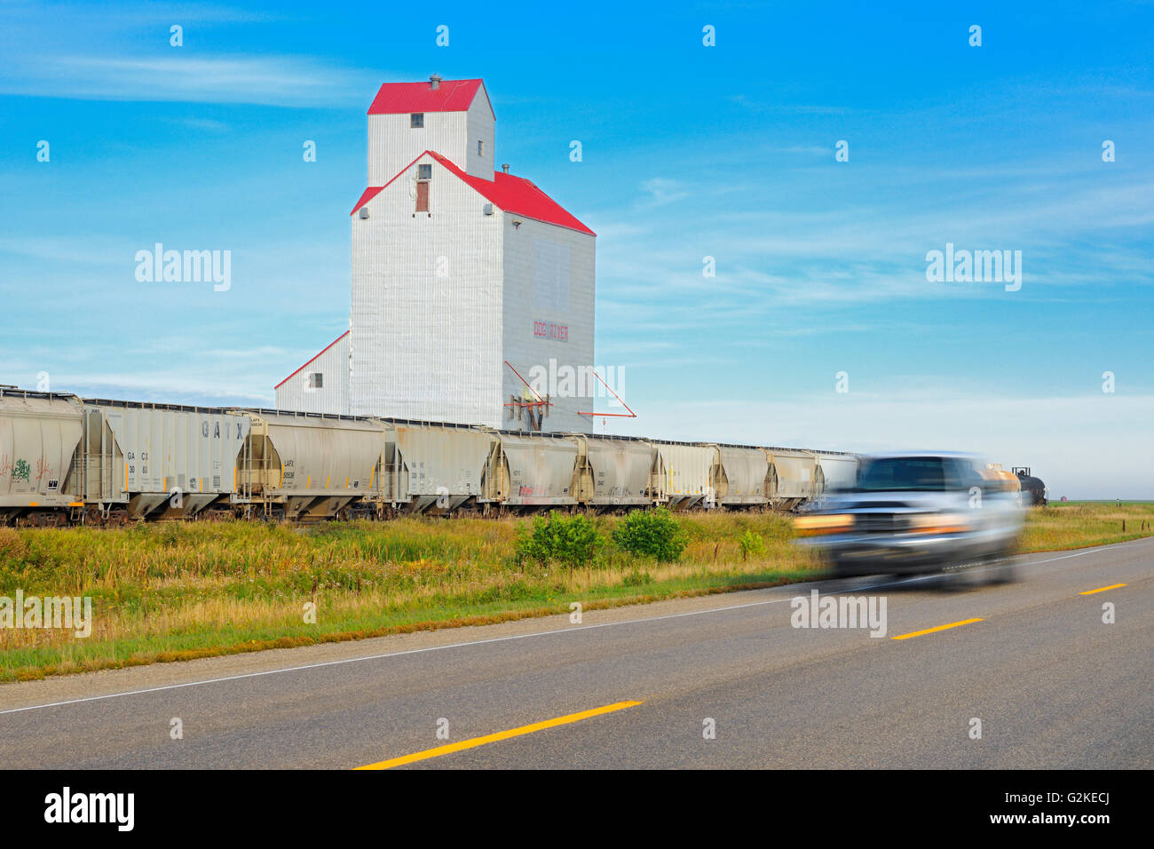 Elevatore della granella, treni e camion. Questa è la città di Fiume Dog nella serie TV "Angolo a Gas". Rouleau Saskatchewan Canada Foto Stock