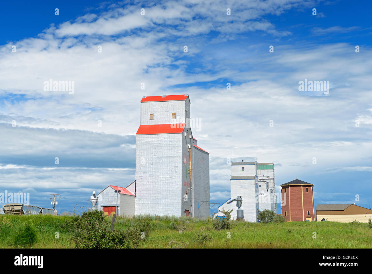 Elevatori delle granaglie e nuvole Kenaston Saskatchewan Canada Foto Stock