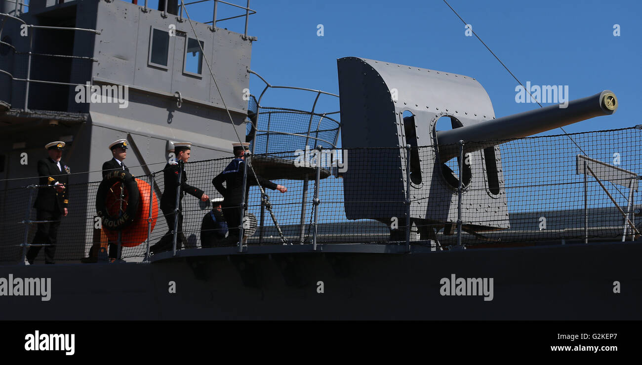 I marinai a bordo il restaurato HMS Caroline dove si è tenuta una cerimonia per commemorare la battaglia dello Jutland centenario presso Alexander Dock a Belfast. Foto Stock