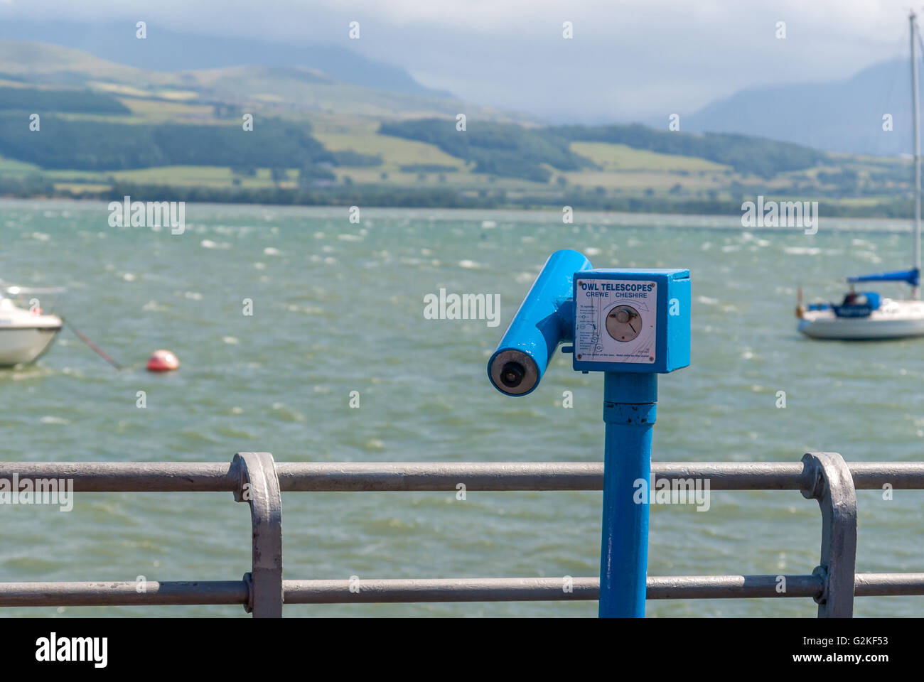 Cannocchiale turistico a gettoni sul molo di Beaumaris ad Anglesey che si affaccia sullo stretto di Menai Foto Stock