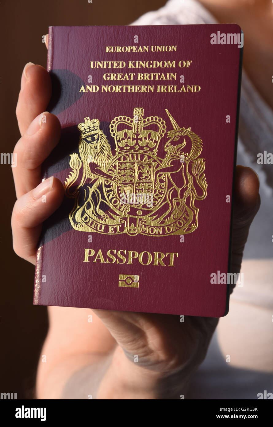 In primo piano di una donna in possesso di un passaporto del Regno Unito Foto Stock