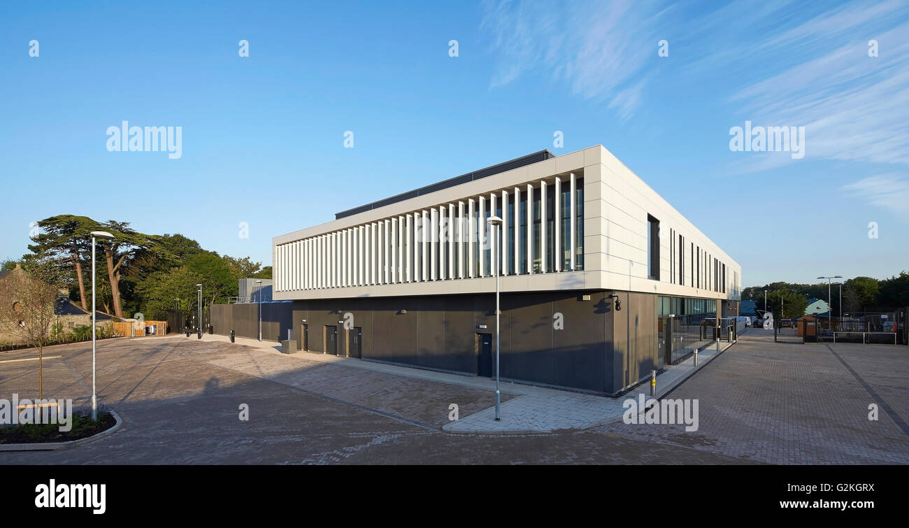 Elevato angolo di elevazione. Keynsham Custody Suite e di procedimenti giudiziari e di inchiesta Facility, Keynsham, Regno Unito. Architetto: Haverstock Associates LLP, 2014. Foto Stock