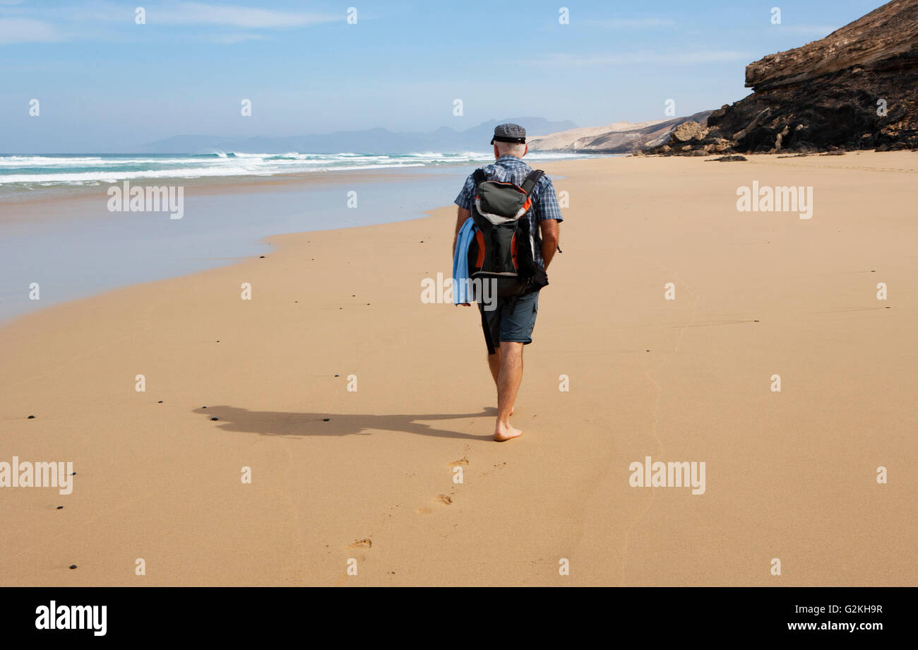 Spagna Isole Canarie Fuerteventura, Spiaggia di Barlovento, passeggiare sulla spiaggia Foto Stock