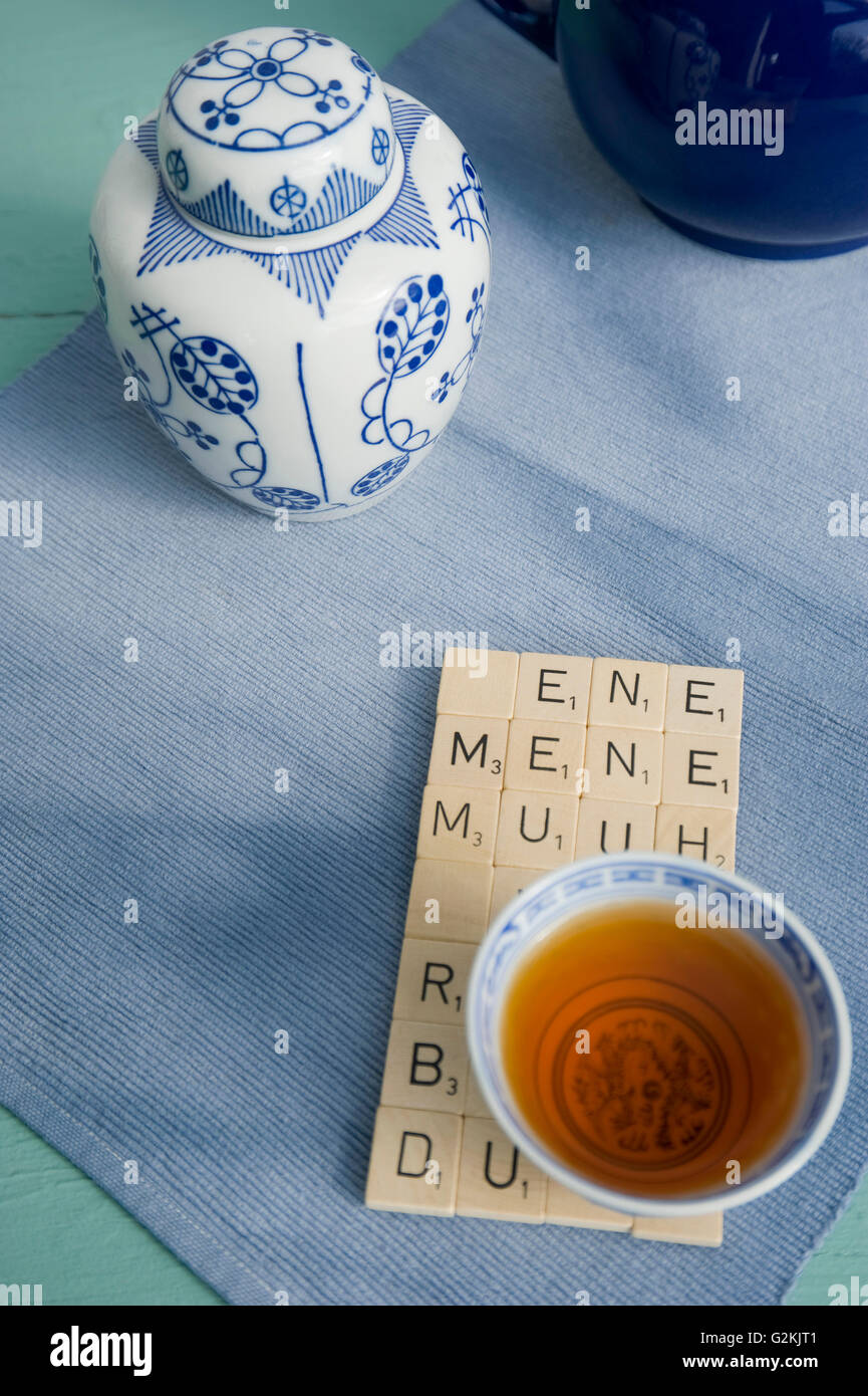 Tabella mat di rime, piastrelle e asiatici tazza di tè Foto Stock