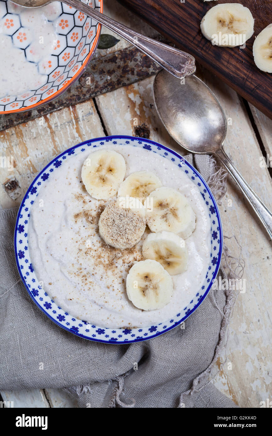 Ciotola frullato di banana, ricotta, il succo di limone e polvere tigernut Foto Stock