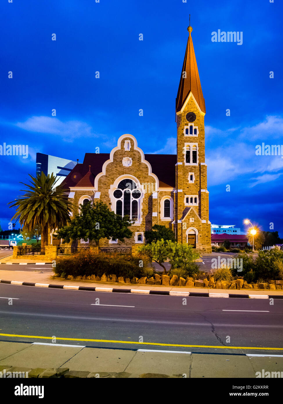 Namibia Windhoek, la Chiesa di Cristo, monumento nazionale, al blue ora Foto Stock