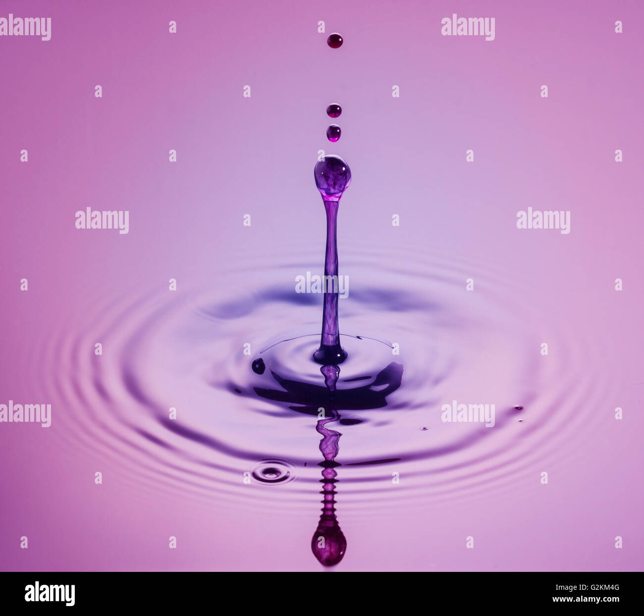 Water drop fotografia, una o due gocce di acqua è scesa da altezza in una vaschetta riempita con acqua e catturato in quanto colpiscono il Foto Stock