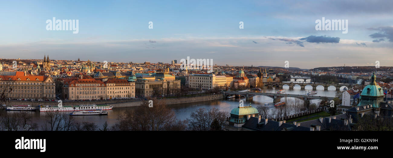 Repubblica Ceca, Praga, la vista panoramica della cittã con il fiume Vltava e il Ponte Carlo Foto Stock