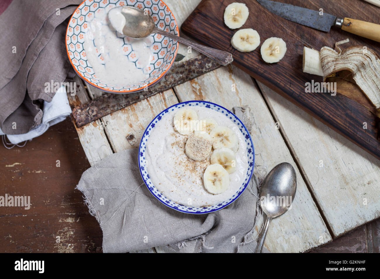 Ciotola frullato di banana, ricotta, il succo di limone e polvere tigernut Foto Stock