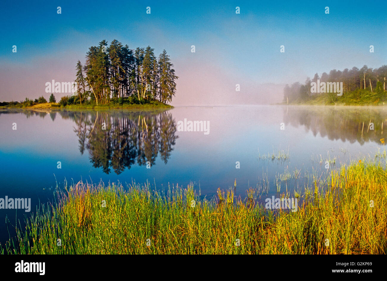 Nebbia di mattina su Minnowan lago vicino fiume inglese Ontario Canada Foto Stock