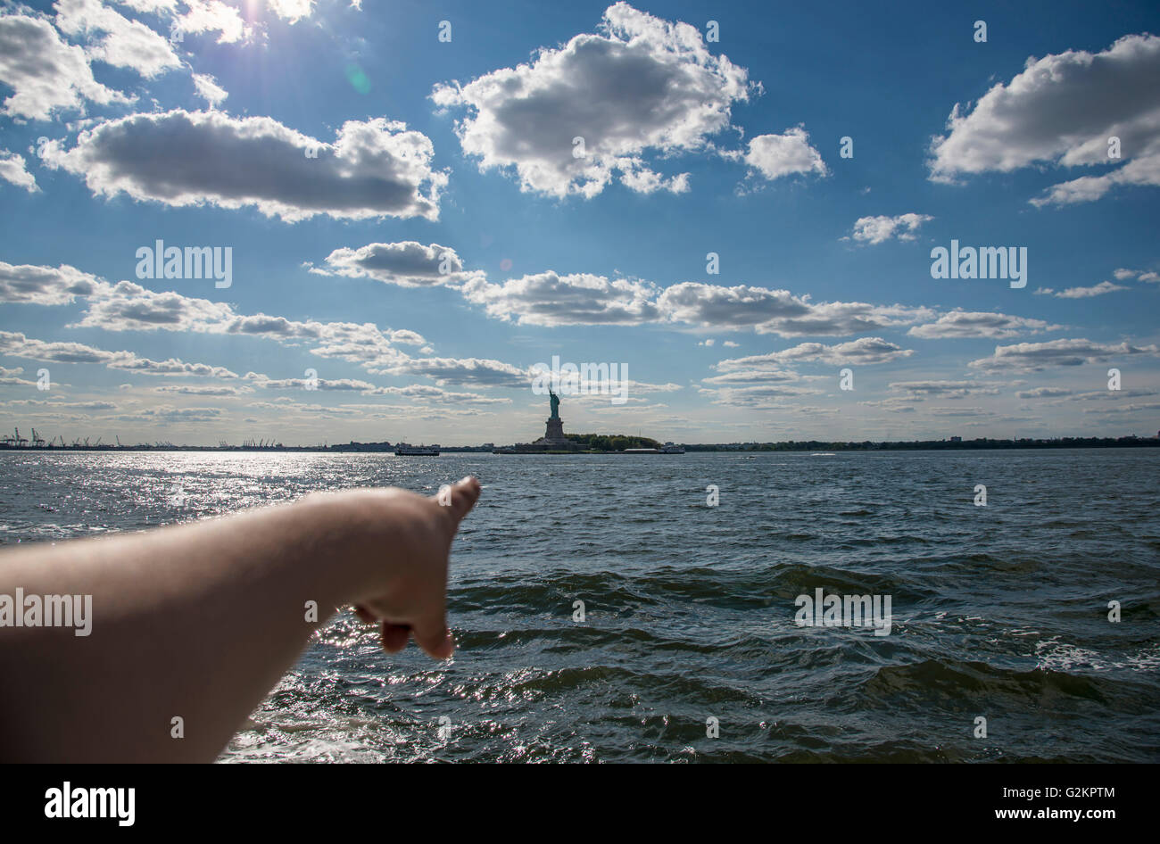 Il dito puntato verso la statua della libertà Foto Stock