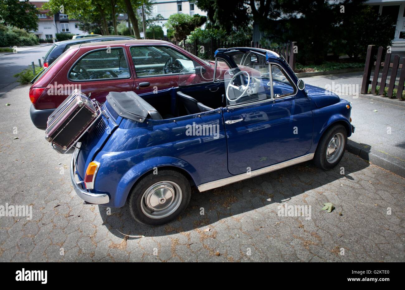 Vintage Fiat 500 city car, convertibile con la valigia montato sul  portapacchi posteriore, nel maggio 2011. | Utilizzo di tutto il mondo Foto  stock - Alamy