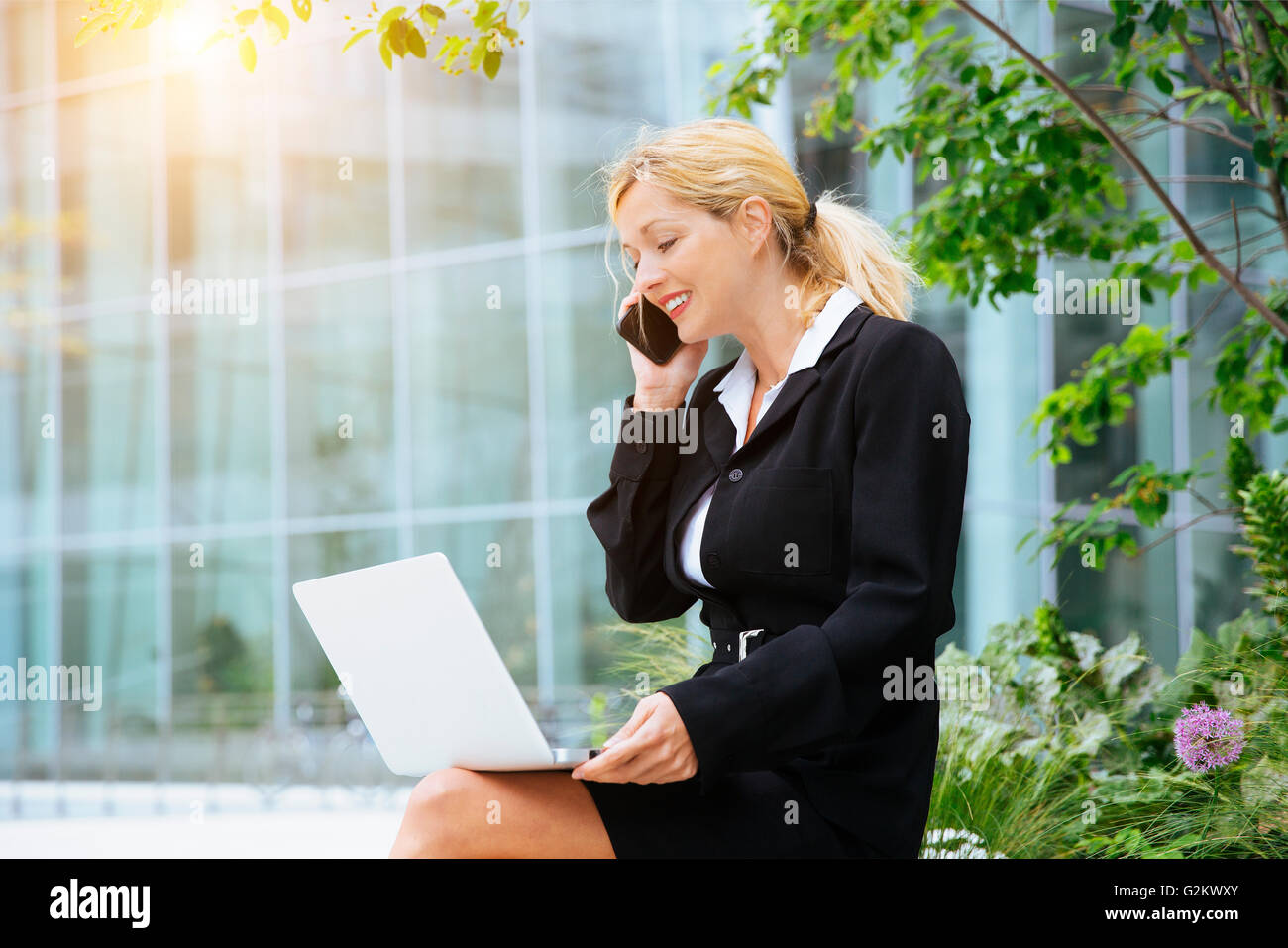 Imprenditrice networking nel quartiere finanziario Foto Stock