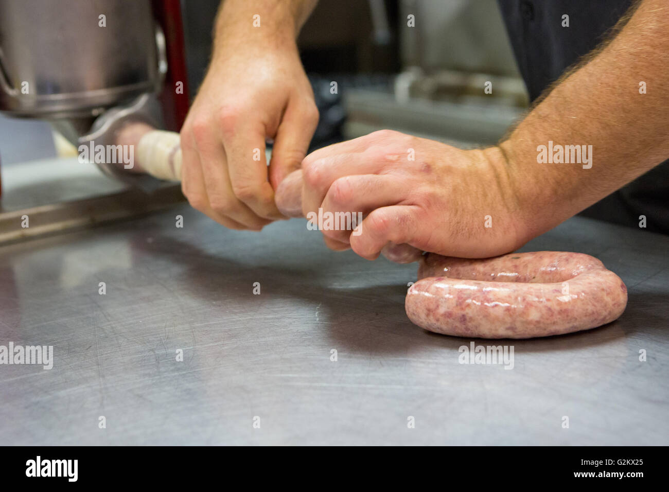 Salsicce essendo realizzati Foto Stock