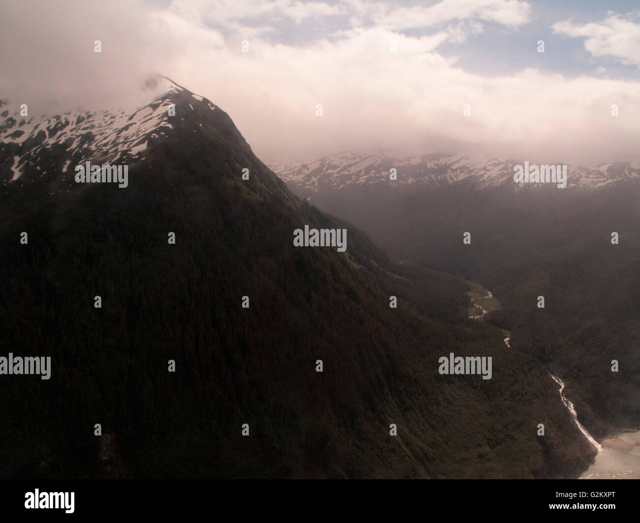 Nuvoloso picco di montagna sopra la bocca del fiume, Juneau, Alaska, STATI UNITI D'AMERICA Foto Stock