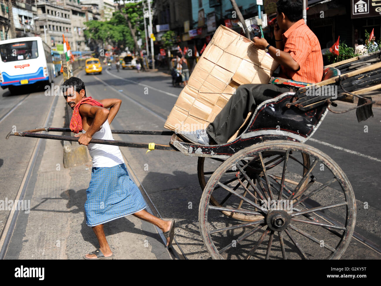 INDIA Bengala Occidentale, Calcutta, mano tirato rickshaw / INDIEN Westbengalen Kalkutta, Transportmittel handgezogene Rikscha Foto Stock