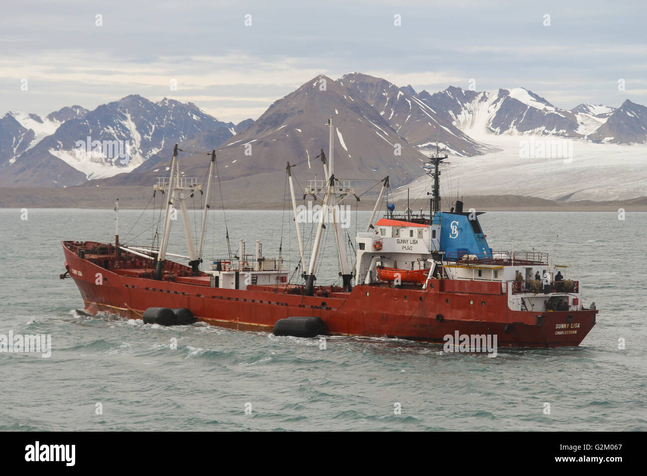 Nave da trasporto vele lungo la costa di Spitsbergen. Foto Stock