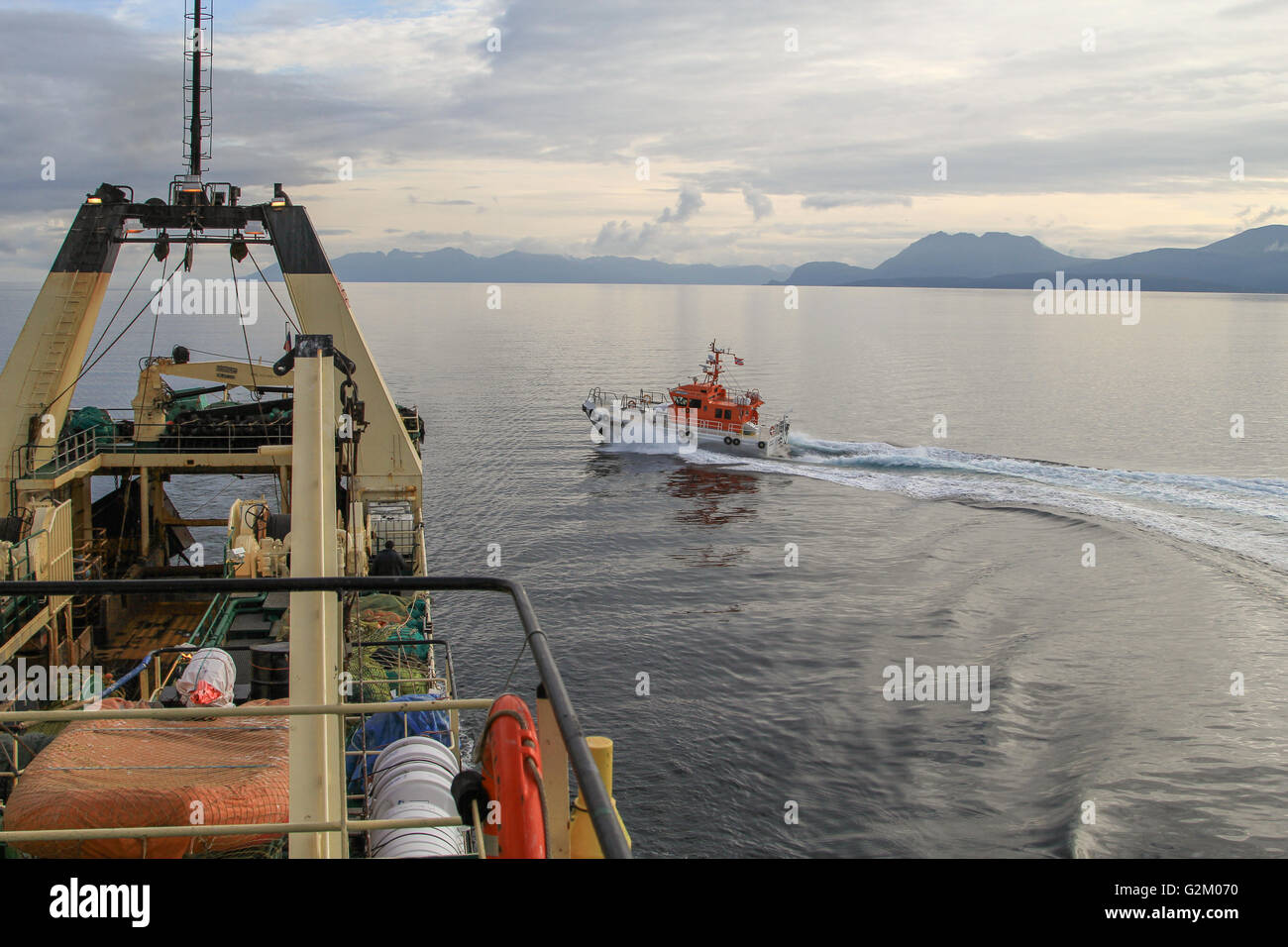 Il pilota di nave in mare norvegese nuota fino al peschereccio Foto Stock