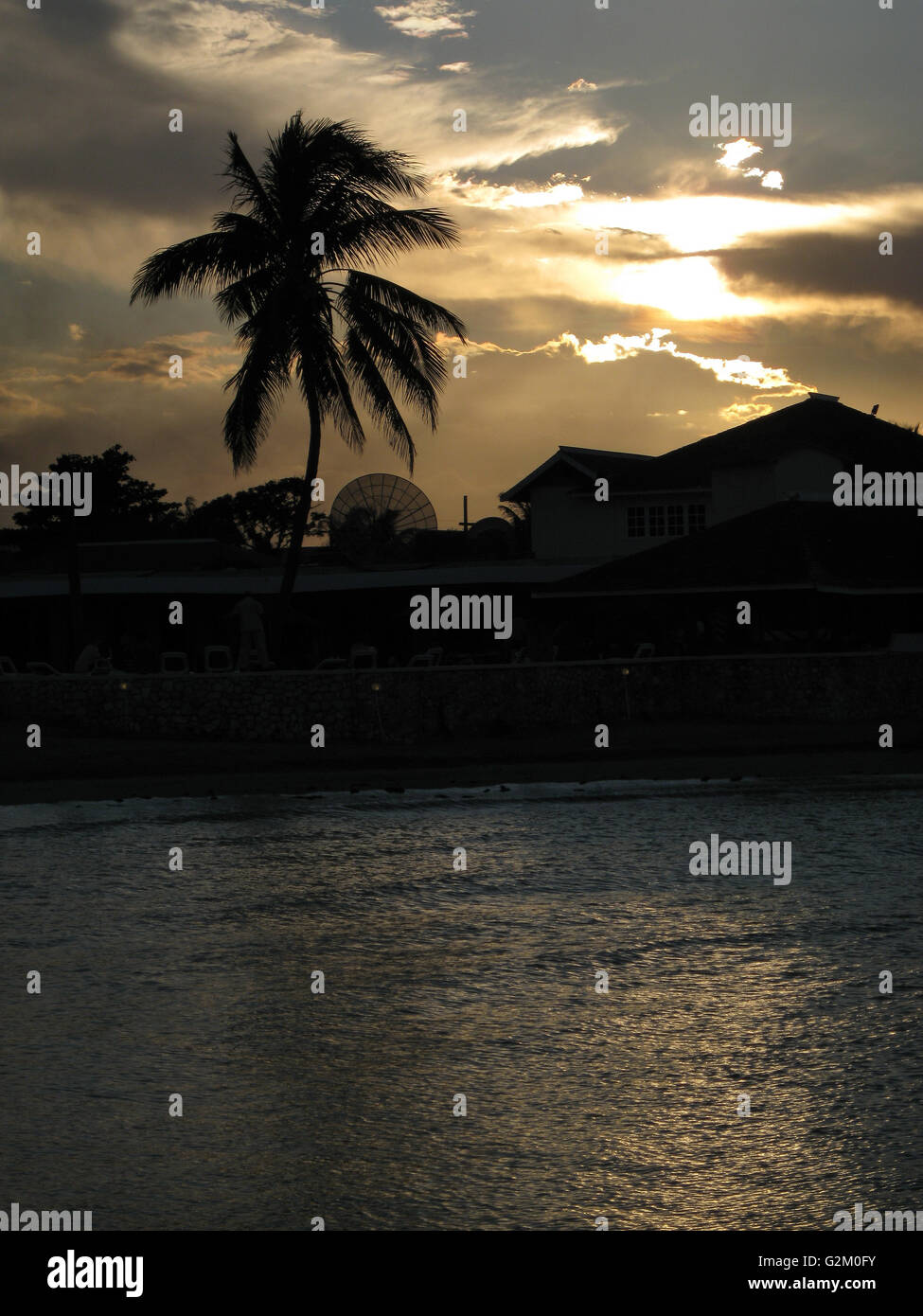 Bellissimo tramonto tropicale con drammatica sky e magnifica serata di riflessione di luce dal caldo mare dei Caraibi Foto Stock