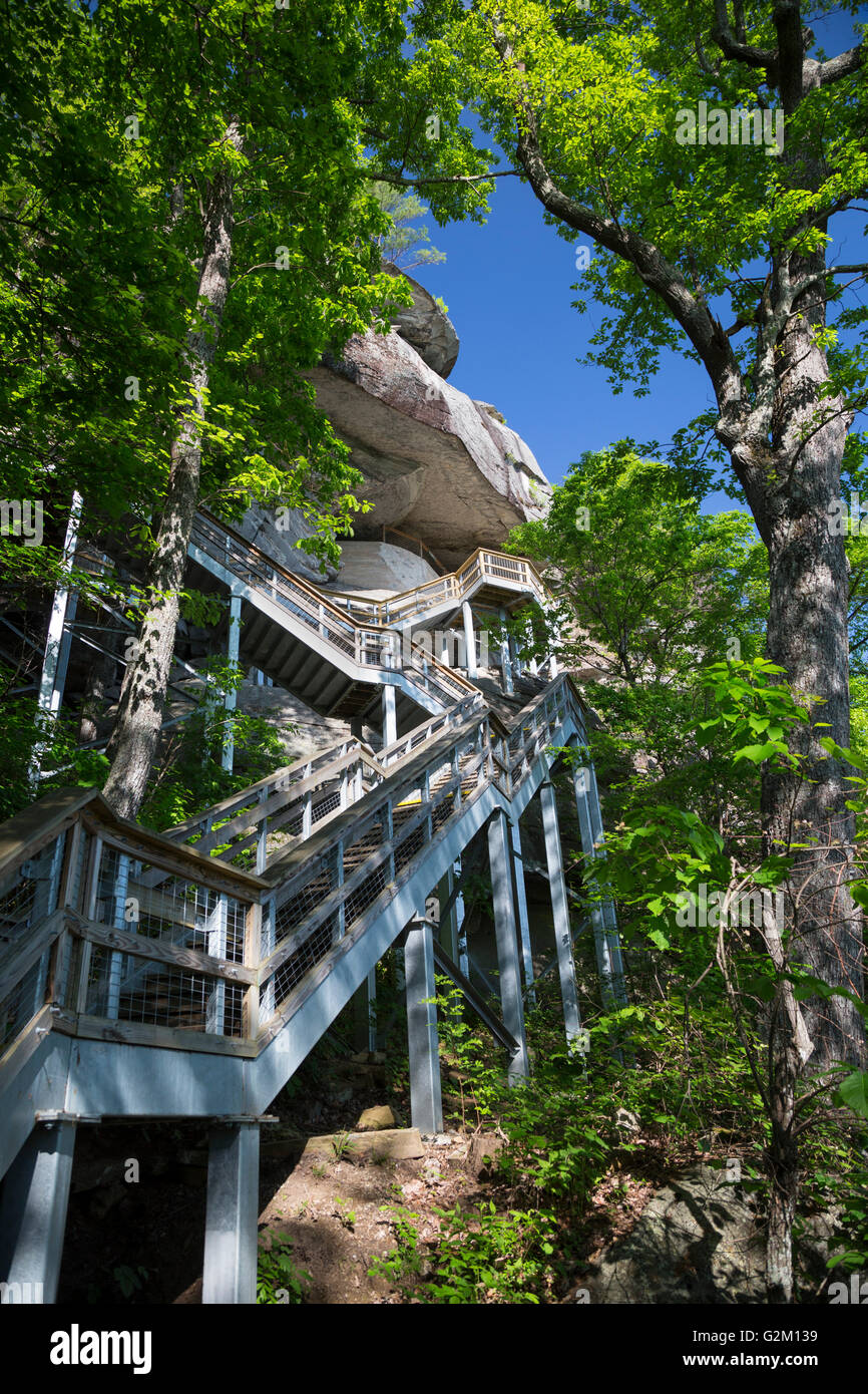 Chimney Rock, North Carolina - Chimney Rock State Park, una attrazione turistica dove 399 scale conducono alla sommità di una guglia di roccia. Foto Stock