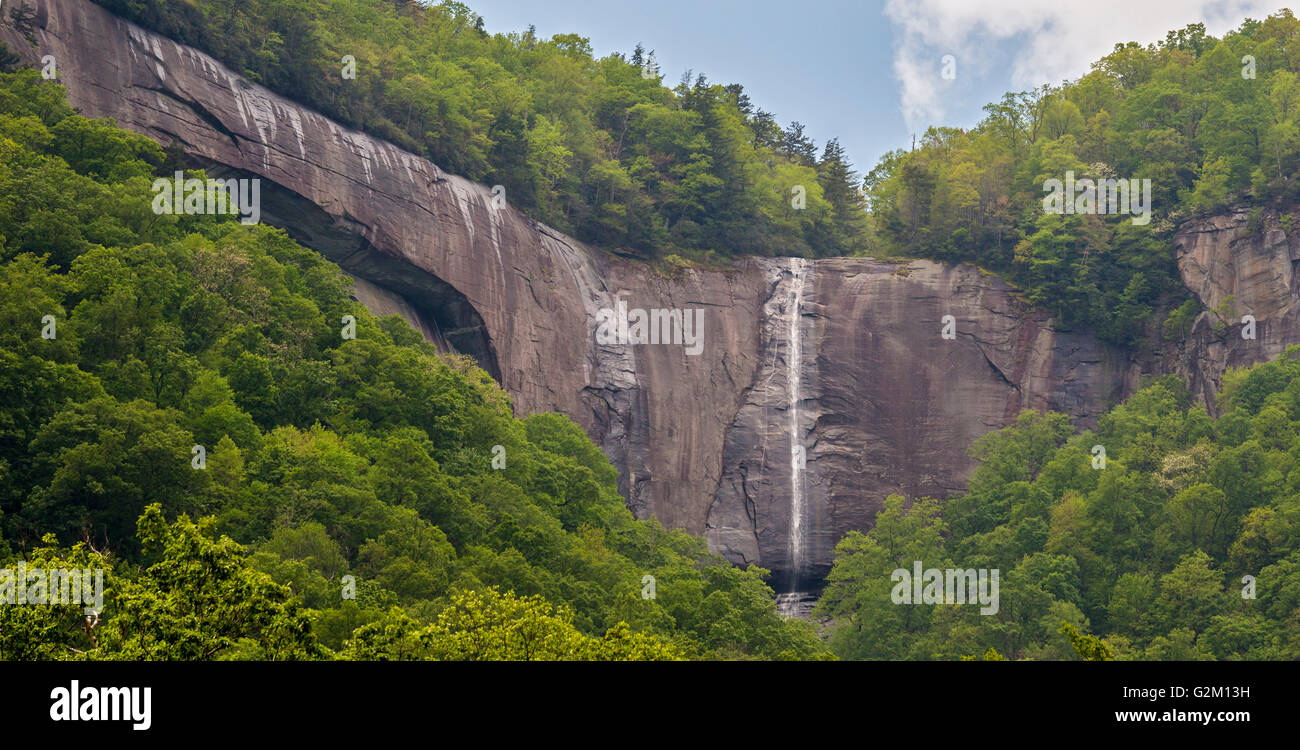 Chimney Rock, North Carolina - Hickory dado cade, un 404-piede la cascata nel camino Rock State Park. Foto Stock