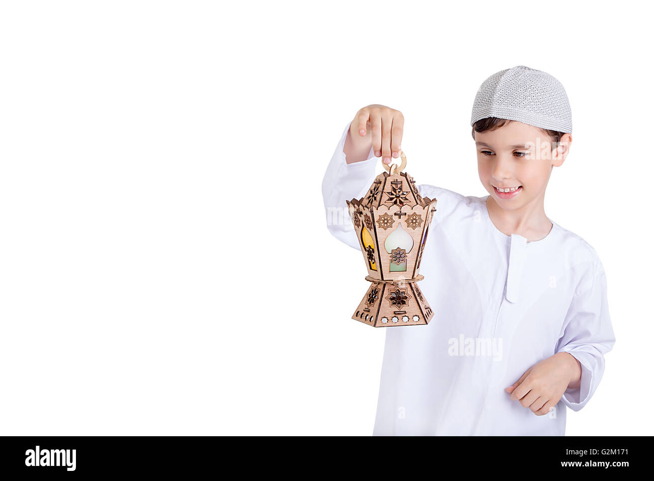 Felice giovane ragazzo giocando con il Ramadan lanterna Foto Stock