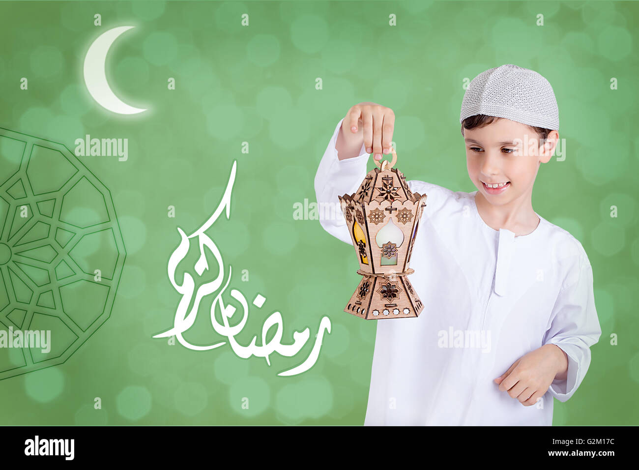 Il Ramadan Kareem Traduzione Musulmano Sacro Mese Del Ramadan E Generoso Happy Giovane Ragazzo Giocando Con Il Ramadan Lanterna Foto Stock Alamy