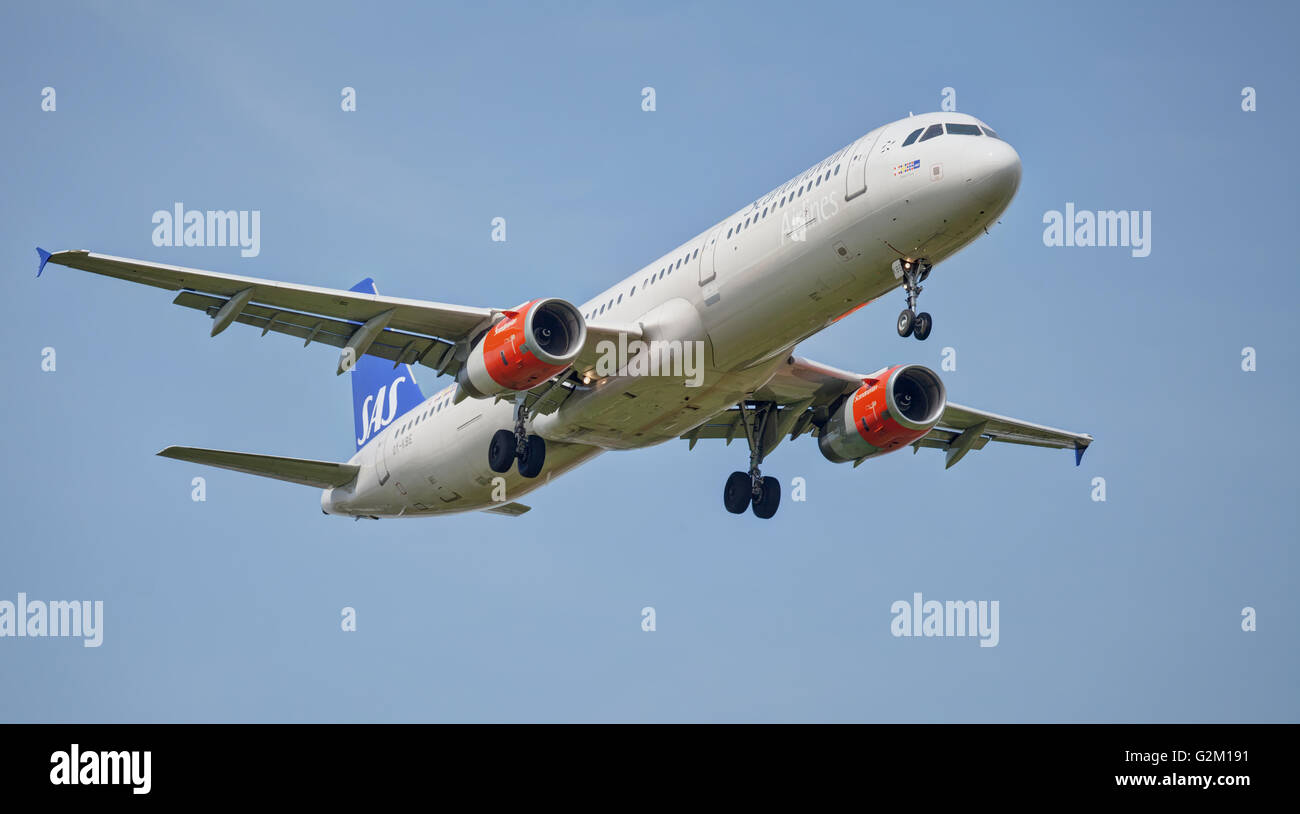 L'Airbus SAS Scandinavian Airlines a321 OY-KBE atterra all'aeroporto di Londra-Heathrow LHR Foto Stock