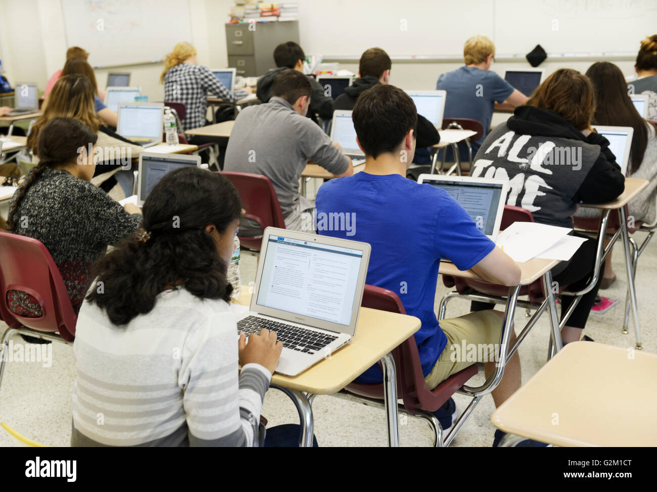 Gli studenti che effettuano un test sui notebook in una scuola di alta classe. La prova è la nazionale prova PARCC Foto Stock