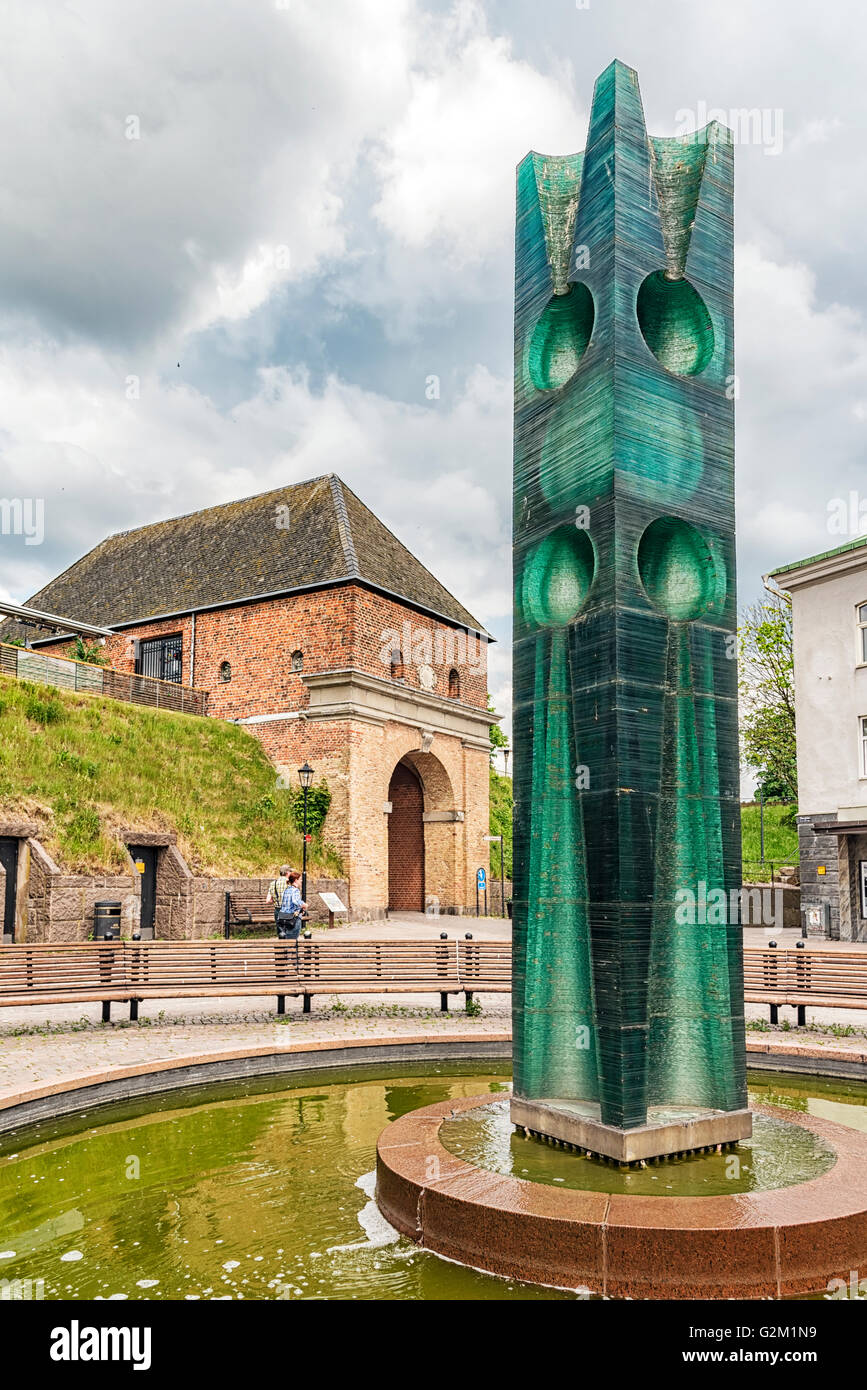 Il Neptunus fontana dalla medievale Norre port city gate di Halmstad in Svezia. Foto Stock