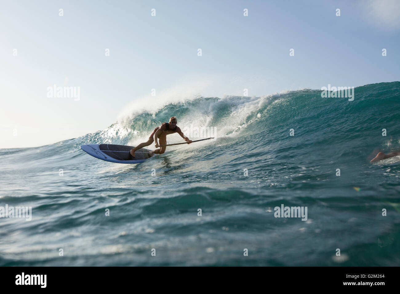 Davide Giardini stand up paddle boarding, surf off di Diamond Head di Waikiki, sull'isola di Oahu, Hawaii USA Foto Stock