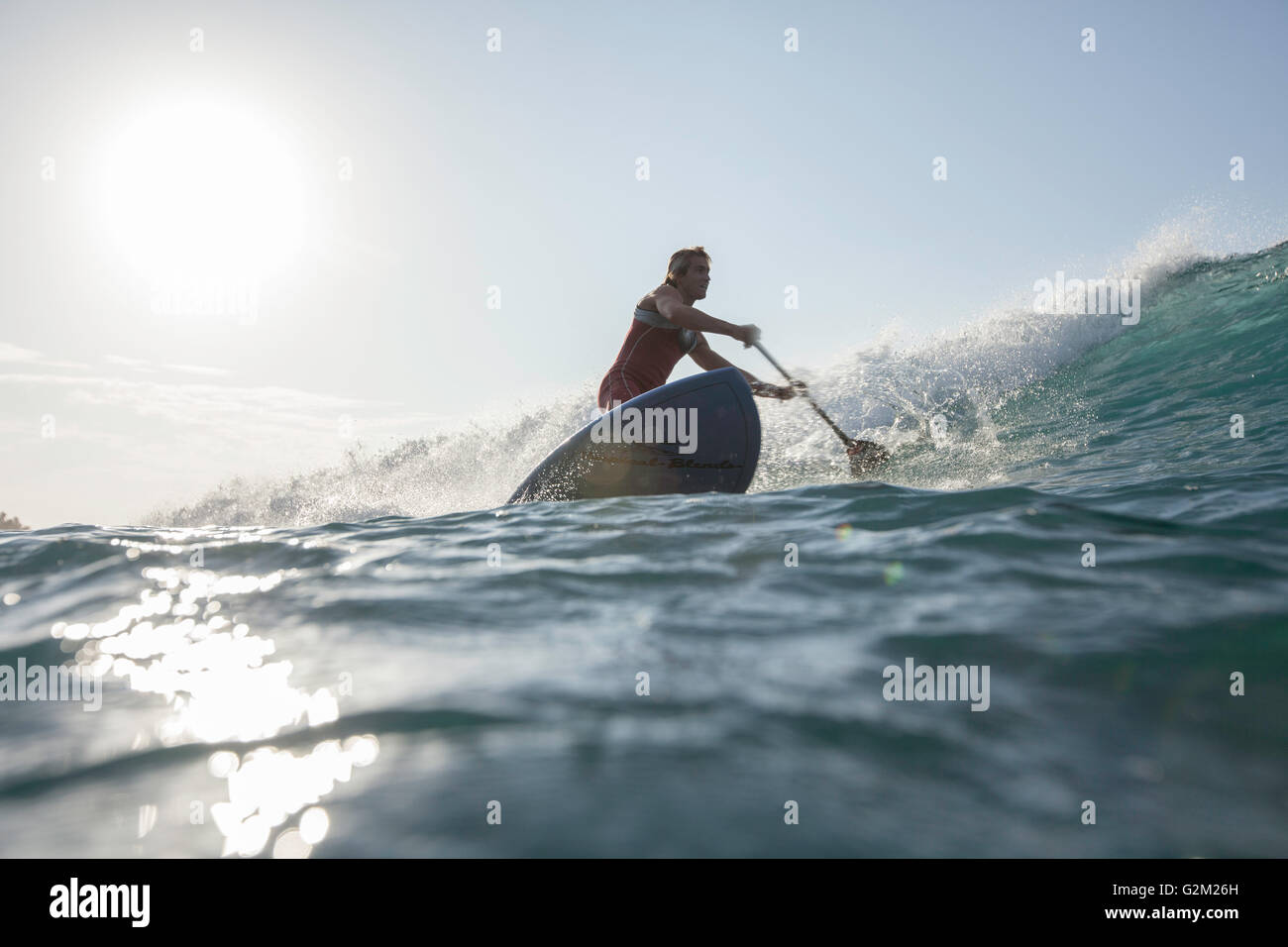Davide Giardini stand up paddle boarding, surf off di Diamond Head di Waikiki, sull'isola di Oahu, Hawaii USA Foto Stock