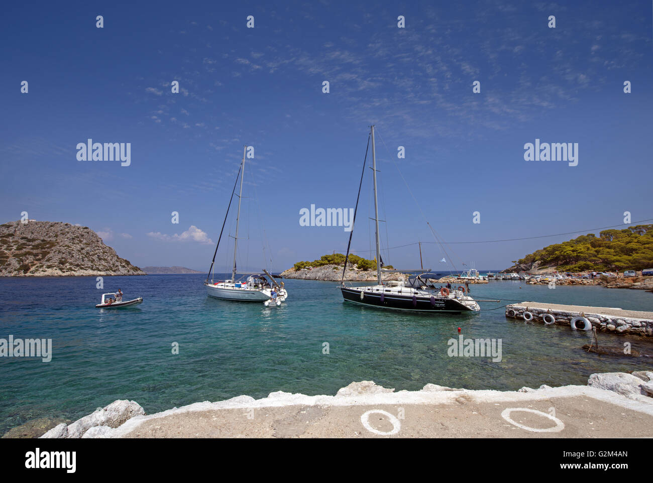 Vista ravvicinata di Aponissos cove, sull isola di Agistri trovata nel Golfo Saronico, un'ora di viaggio dal porto del Pireo, il principale porto della Grecia Foto Stock