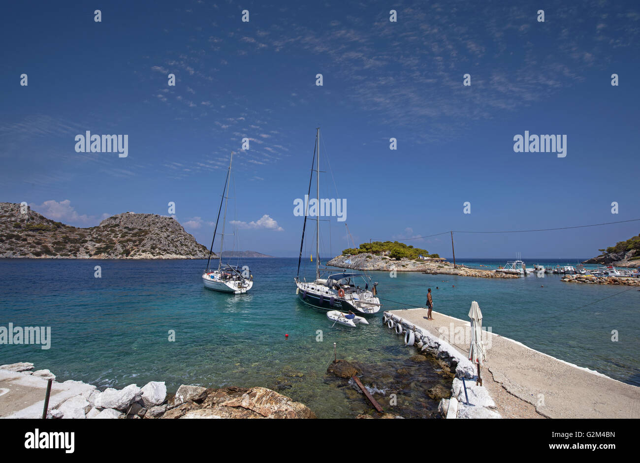 Vista ravvicinata di Aponissos cove, sull isola di Agistri trovata nel Golfo Saronico, un'ora di viaggio dal porto del Pireo, il principale porto della Grecia Foto Stock