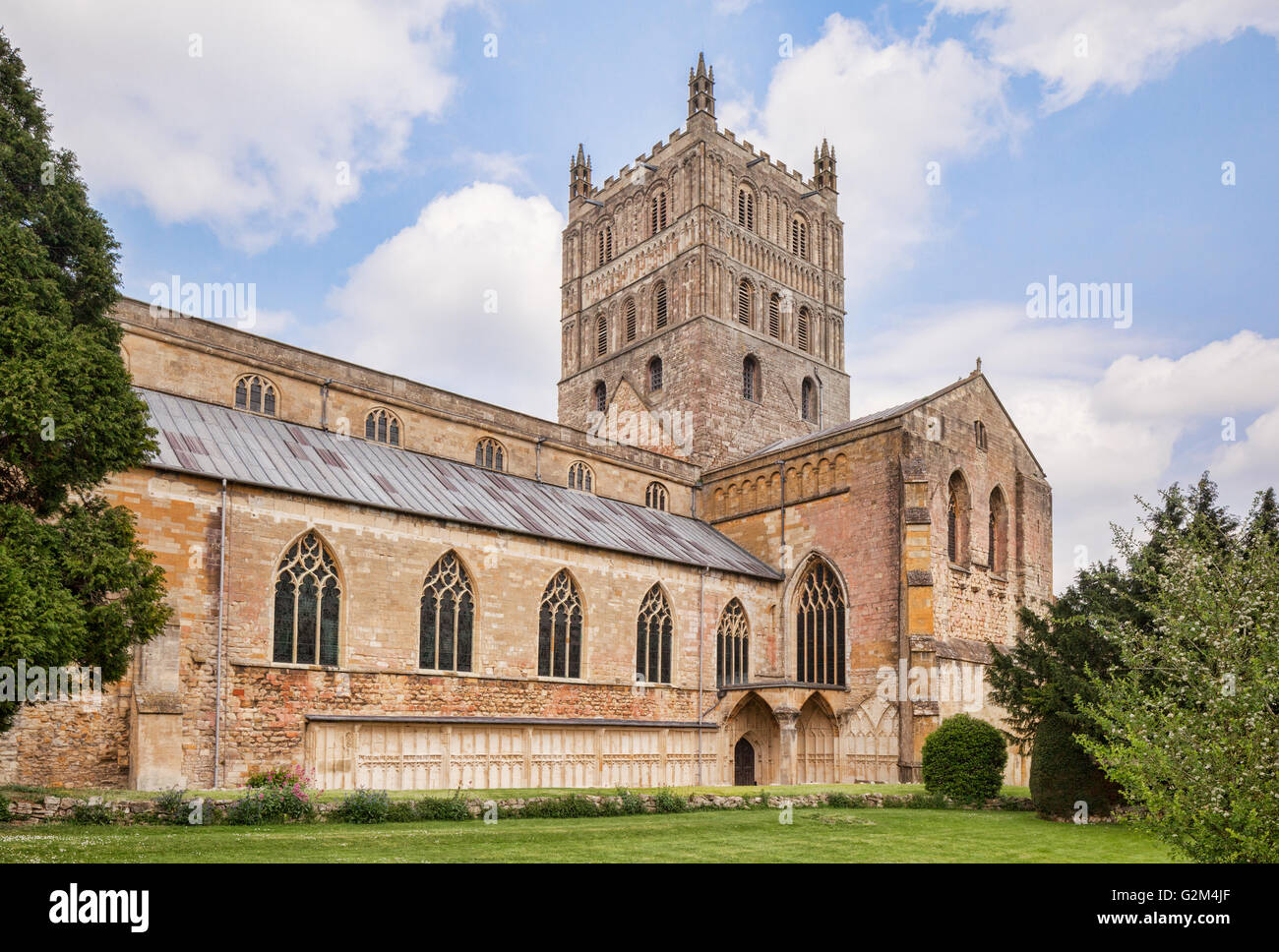 Il lato sud della Chiesa Abbaziale di Santa Maria Vergine, Tewkesbury, Gloucestershire, Inghilterra. Foto Stock