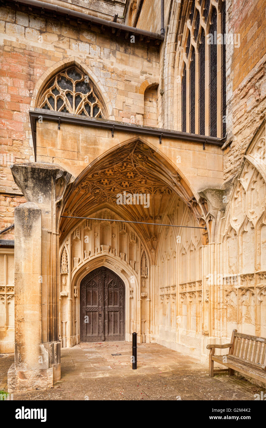 La porta sud e il portico della Chiesa Abbaziale di Santa Maria Vergine, Tewkesbury, Gloucestershire, Inghilterra. Foto Stock