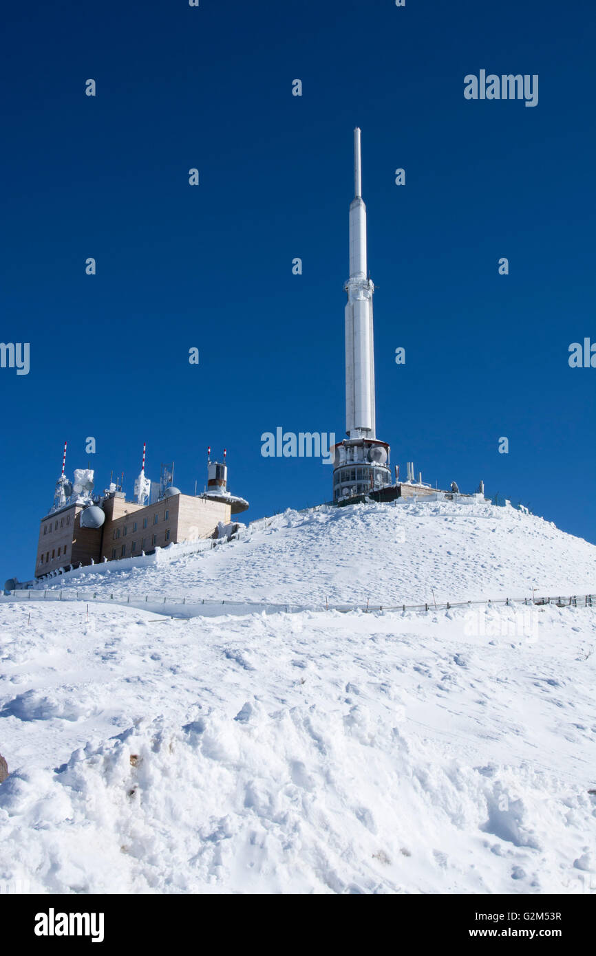 Trasmettitore TV al vertice del Puy de Dome in Auvergne Rhones Alpes. Francia Foto Stock
