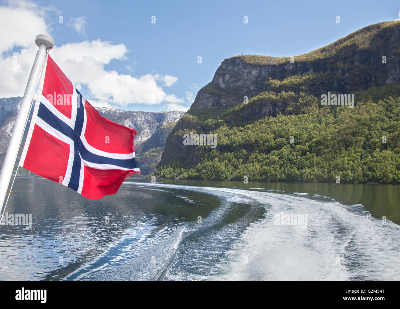 Bandiera norvegese a poppa della barca di traghetto sul Sognefjord, Norvegia Foto Stock