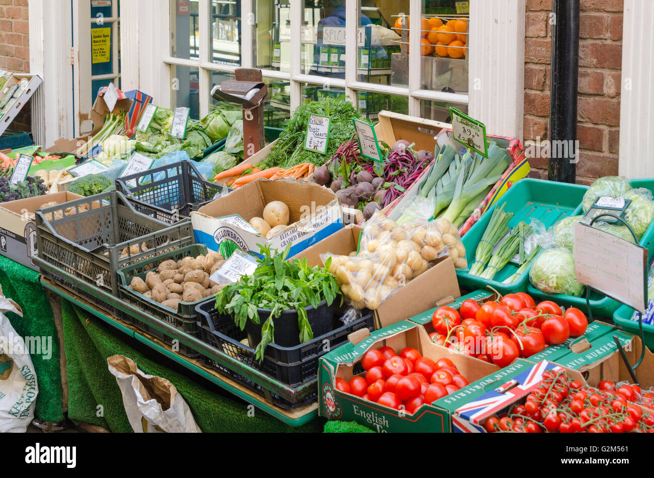 Frutta e verdura fresca sul display al di fuori di un fruttivendolo a Ludlow, Shropshire Foto Stock