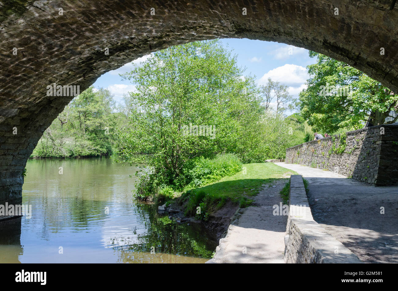 Vista attraverso un arco del vecchio ponte di pietra sul fiume teme a Dinham a Ludlow Foto Stock
