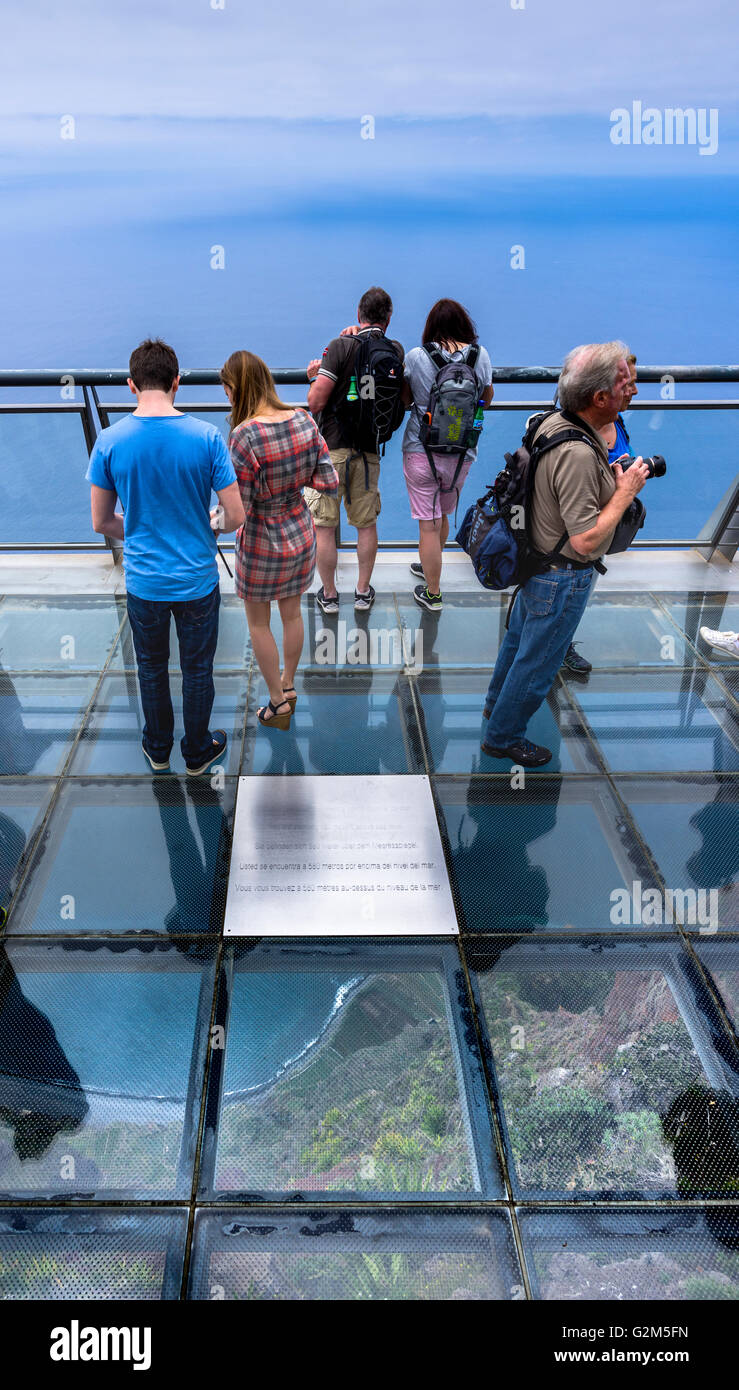 Il vetro piattaforma di osservazione a Cabo Girão Foto Stock