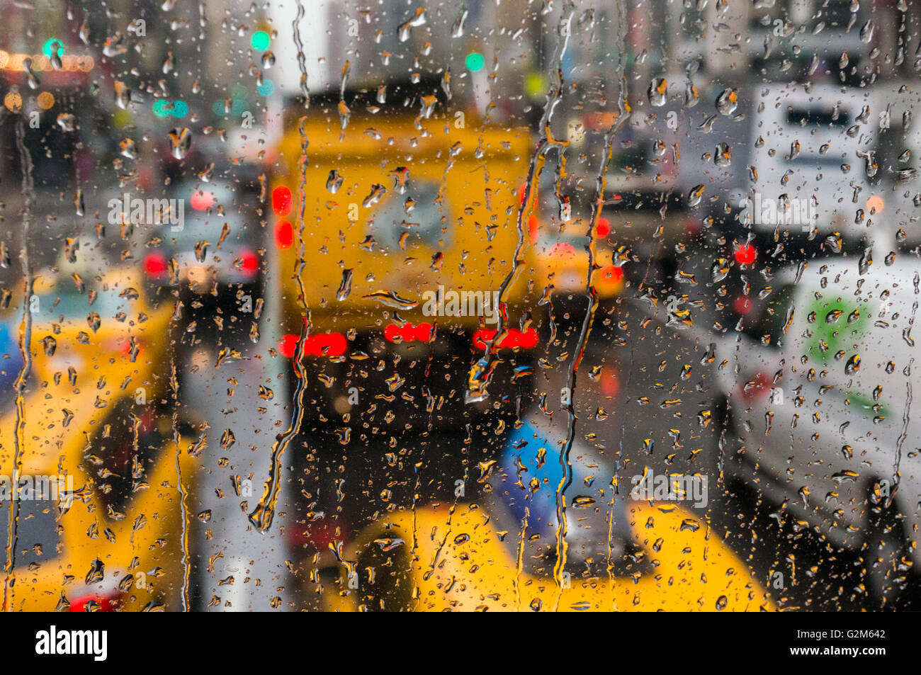 Guardando attraverso le gocce di pioggia la presenza di striature su una finestra su un ingorgo stradale in New York Foto Stock