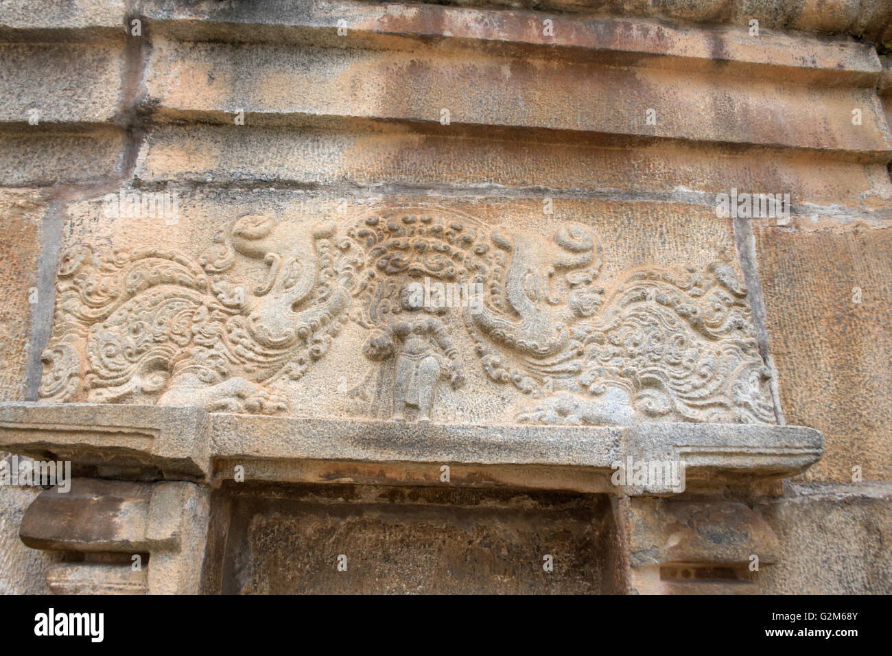 Mitico animale e makara che yakshi figura scolpita su una parete, panchakuta basadi , kambadahalli, Karnataka, India Foto Stock