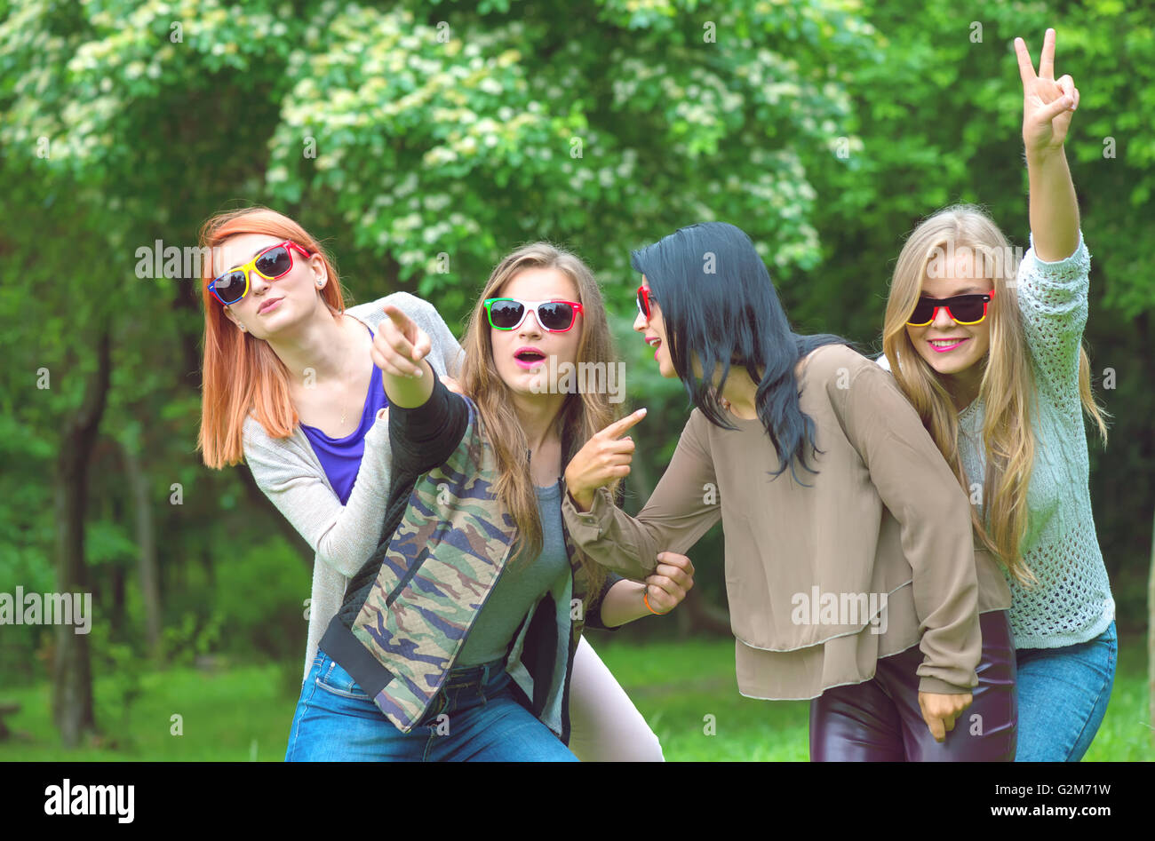 Happy amici in posa insieme su una giornata d'estate Foto Stock
