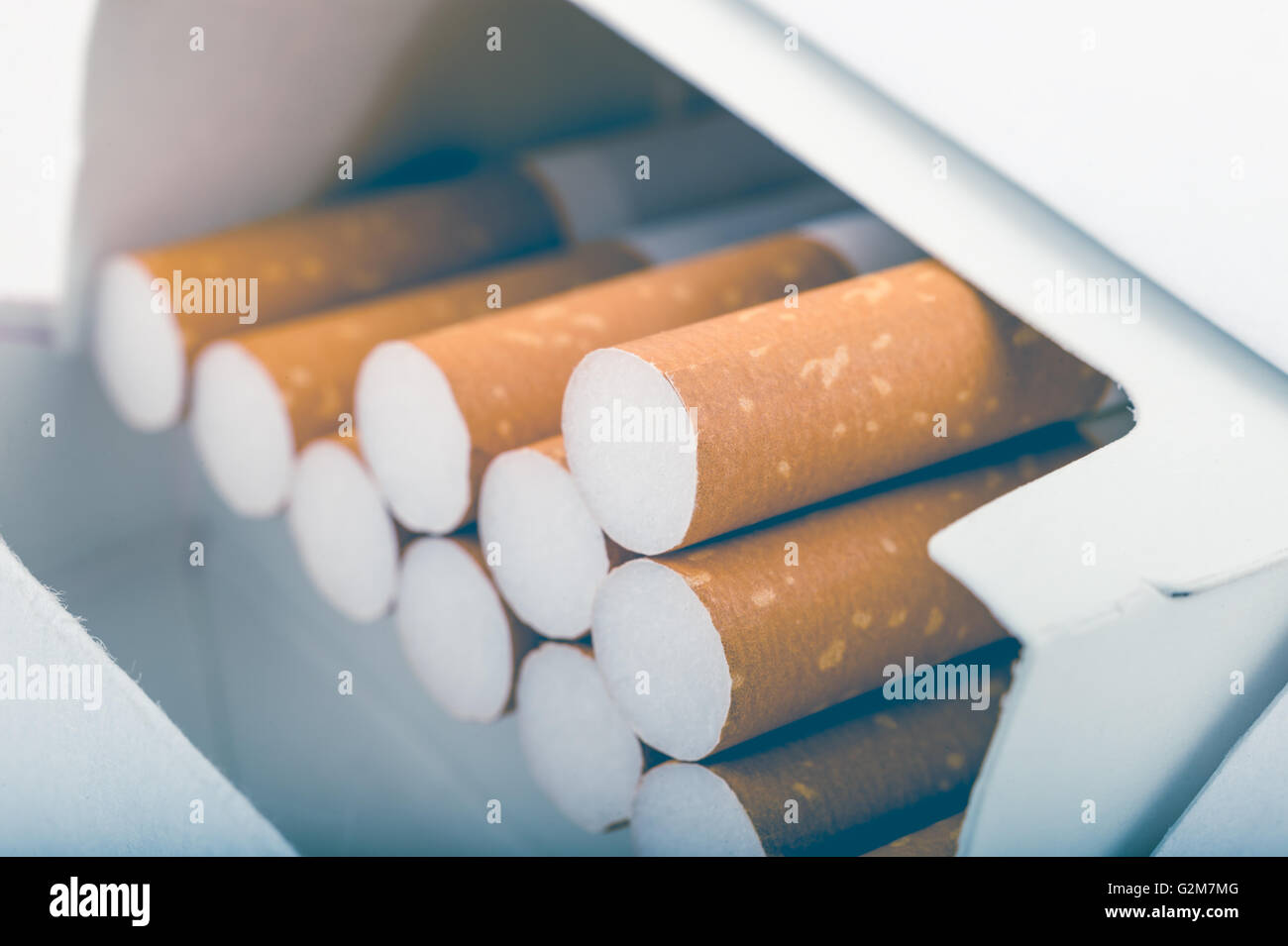 Vista laterale di un pacchetto di sigarette con filtro sbiadito Foto Stock