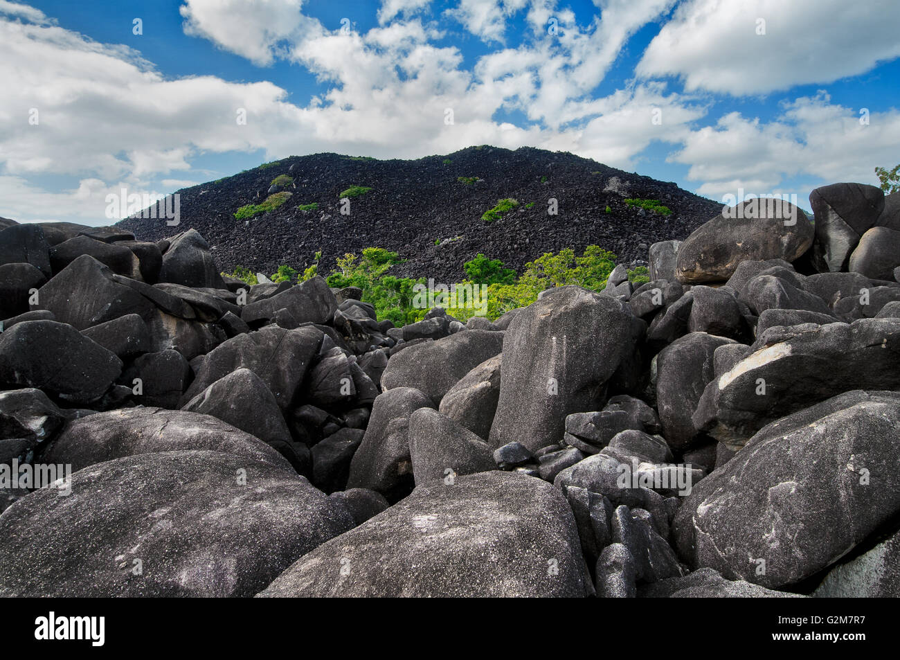 Nero gigante boulder in montagna nera (Kalkajaka) Parco Nazionale. Foto Stock