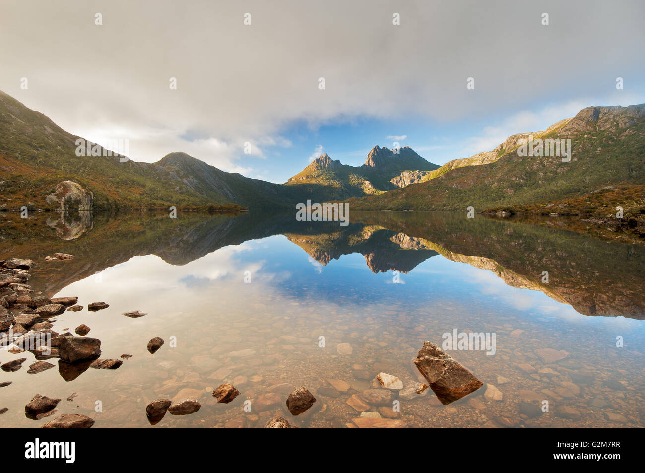 Cradle Mountain riflessi nel lago di colomba. Foto Stock